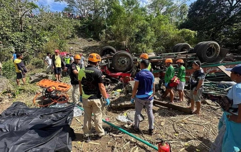 Xe tải lao xuống vách đá khiến 14 người chết và 3 người bị thương ở Philippines