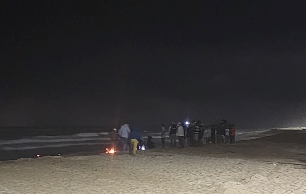 Xuyên đêm tìm kiếm 2 người mất tích trên biển ở Thừa Thiên Huế