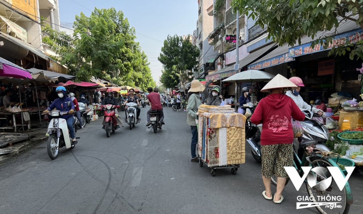 Bát nháo “chợ chạy” giữa đường Phạm Văn Bạch