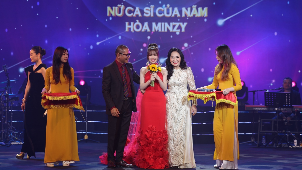 Hòa Minzy thắng giải Nữ ca sĩ của năm tại lễ trao giải Cống hiến 2024
