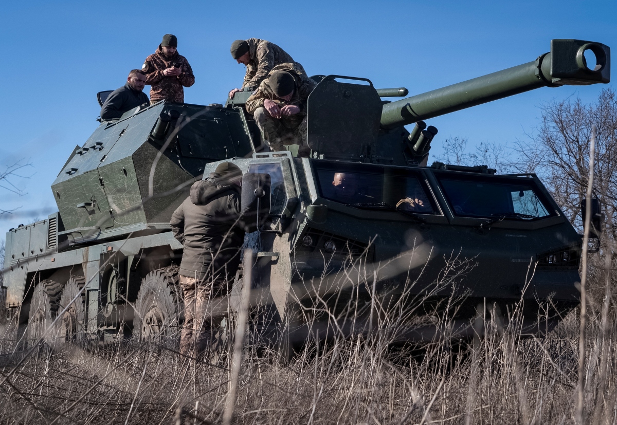 Cận cảnh lính dù Nga dội hỏa lực vào cứ điểm của Ukraine ở Bakhmut