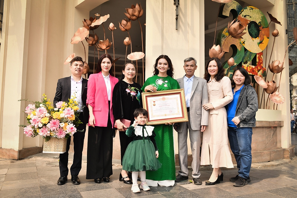 Cha mẹ, người thân từ Nghệ An ra mừng Phạm Phương Thảo nhận danh hiệu NSND