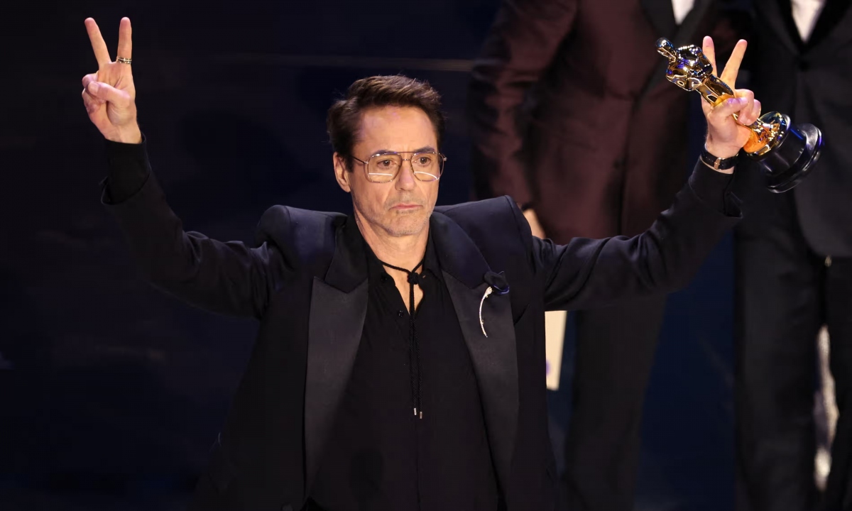"Iron Man" Robert Downey Jr. nhận giải Oscar đầu tiên trong sự nghiệp