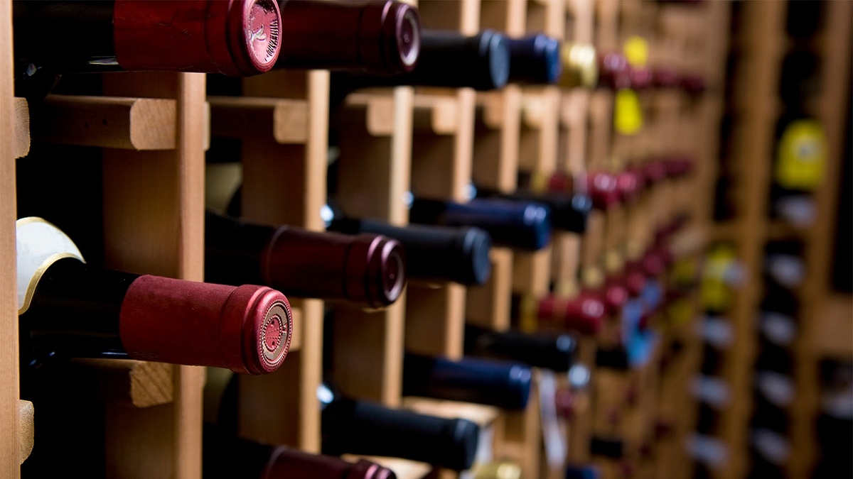 Rượu vang khi bảo quản nên đặt đứng hay nằm ngang?
