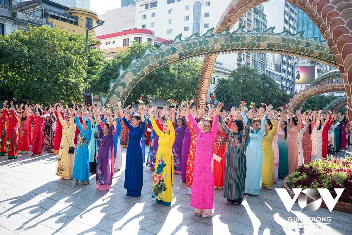 Hàng ngàn phụ nữ tham gia đồng diễn tôn vinh áo dài Việt Nam