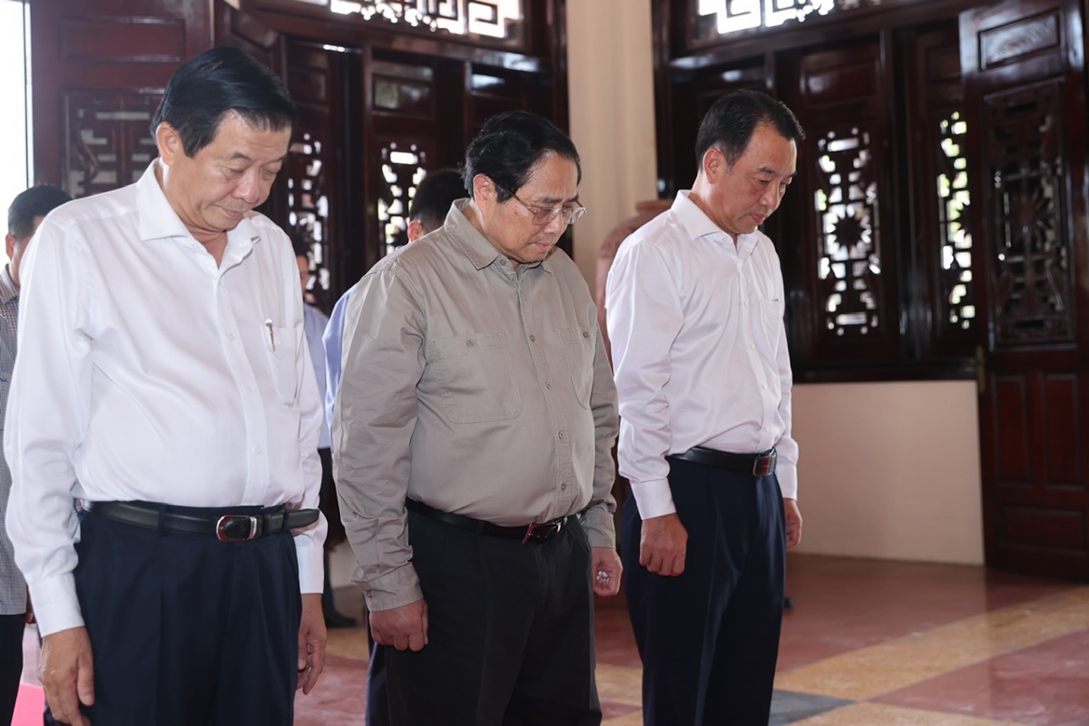 Thủ tướng dâng hương tưởng niệm Chủ tịch HĐBT Phạm Hùng và Thủ tướng Võ Văn Kiệt