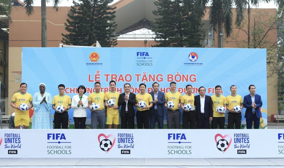 Lễ trao tặng bóng - Chương trình Tập huấn bóng đá học đường FIFA