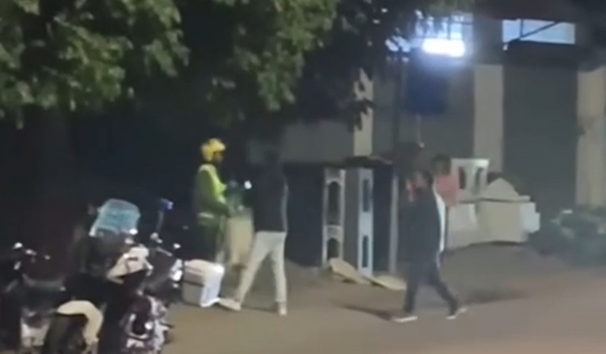 Say xỉn "thông chốt" bất thành, 2 người đàn ông tấn công cảnh sát