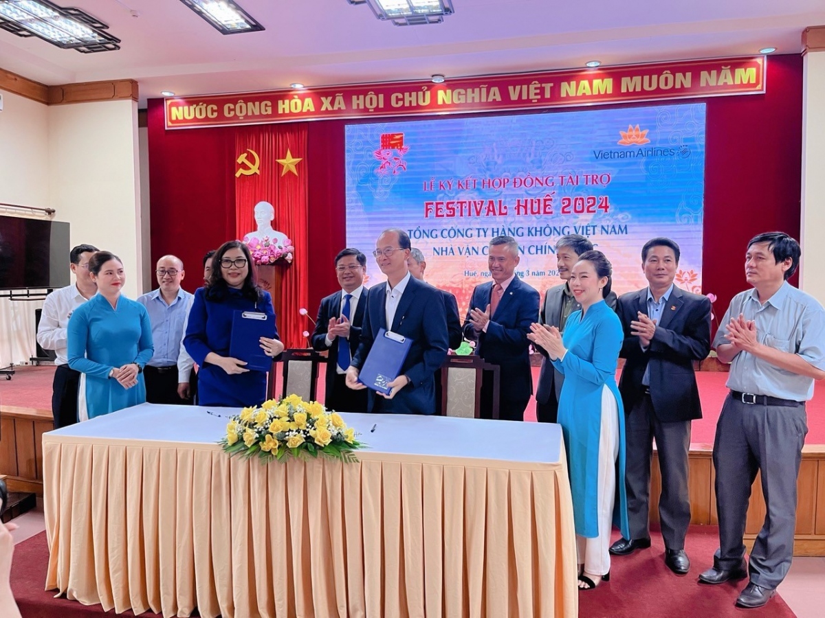 Vietnam Airlines đồng hành cùng Festival Huế năm thứ 9