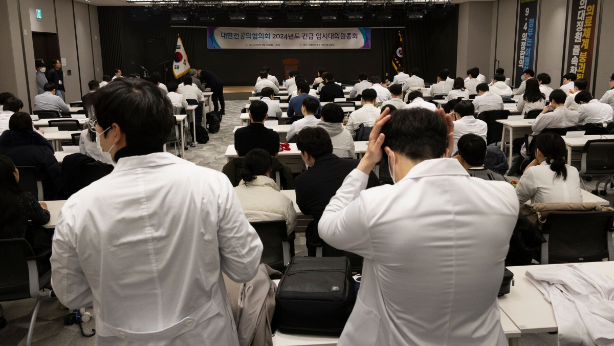 Hàn Quốc cam kết cải thiện lương và điều kiện làm việc cho bác sĩ thực tập