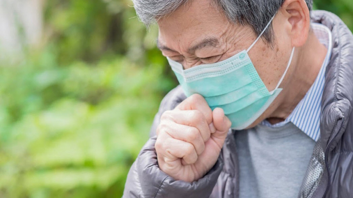 Vì sao người cao tuổi dễ nhiễm bệnh đường hô hấp khi giao mùa?