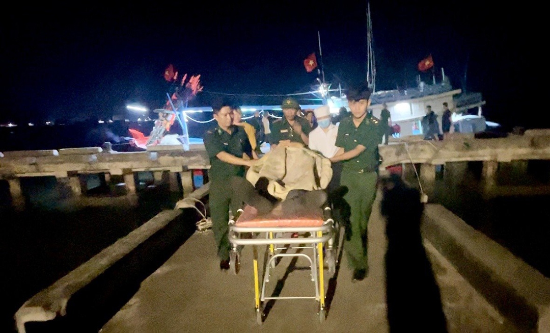 Bộ đội Biên phòng Quảng Ngãi cứu ngư dân đột quỵ trên biển