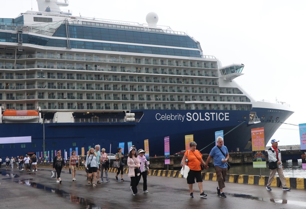 Tàu du lịch quốc tế Celebrity Solstice đưa 3.000 du khách cập cảng Chân Mây