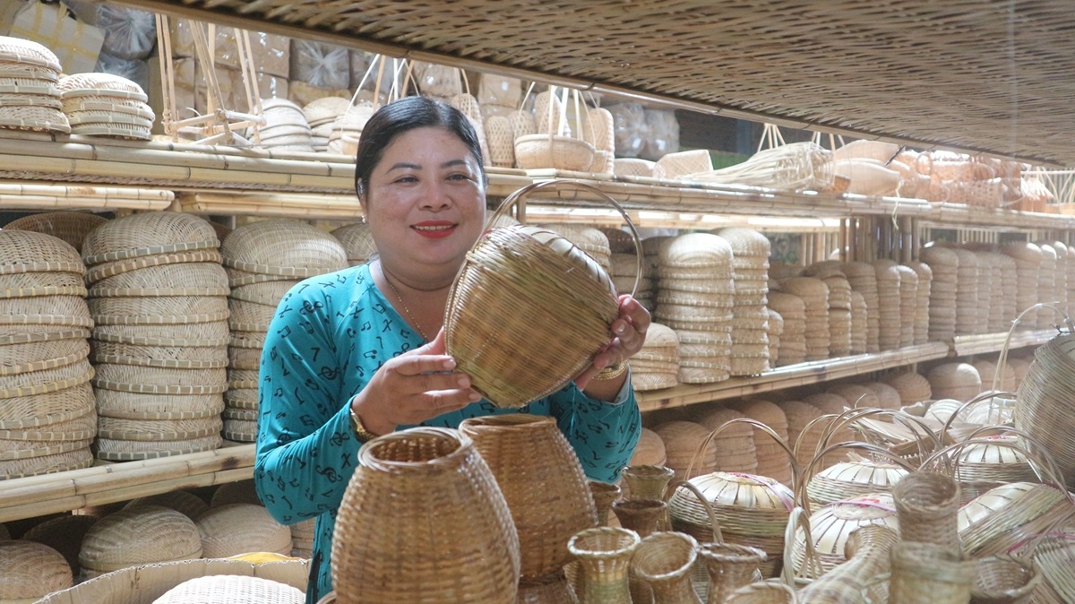 Người phụ nữ Khmer thành công với nghề đan đát truyền thống