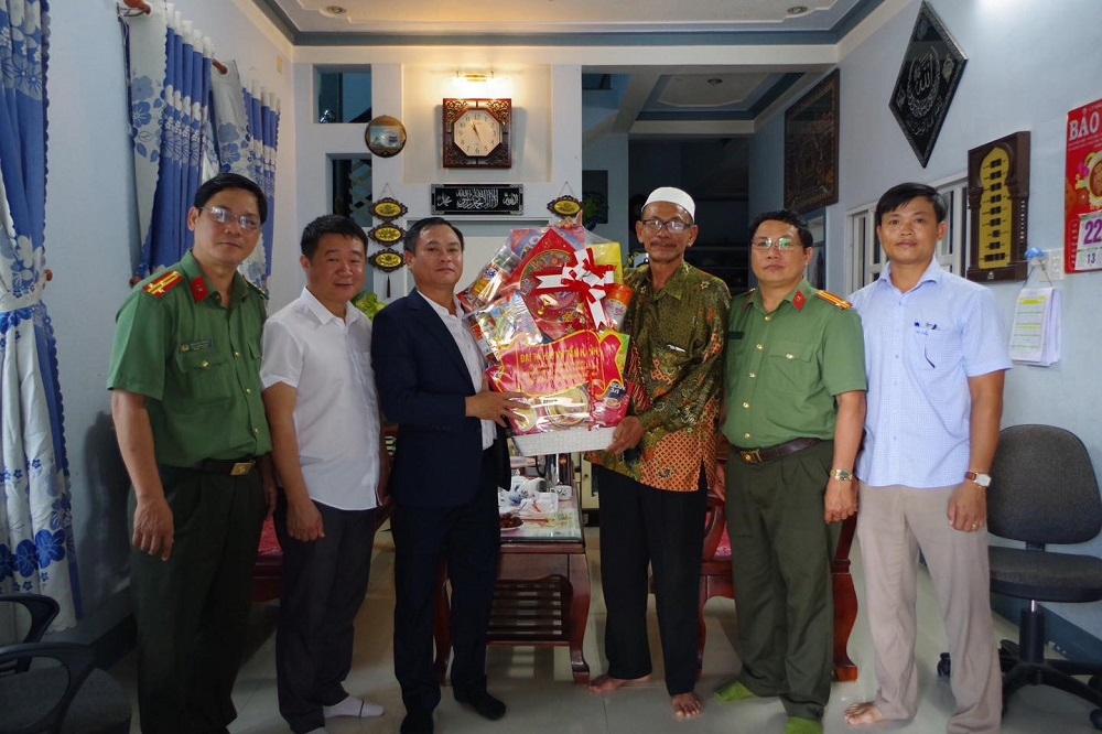 Công an Ninh Thuận thăm, tặng quà chức sắc tôn giáo nhân dịp Tết Ramưwan