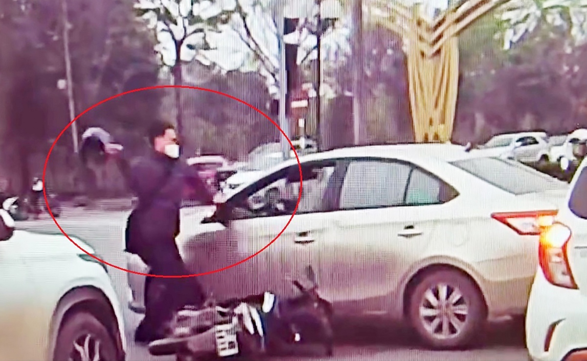 Va chạm giao thông, nam thanh niên lấy mũ bảo hiểm đập vỡ kính ô tô