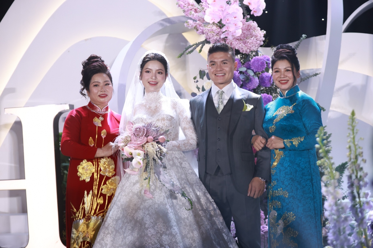 Quang Hải và cô dâu Chu Thanh Huyền rạng ngời hạnh phúc trong ngày cưới