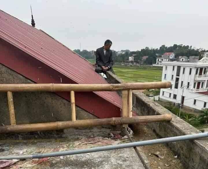 Bắc Giang: Nghi án chồng dùng dao tấn công vợ và mẹ vợ rồi cố thủ trên nóc nhà