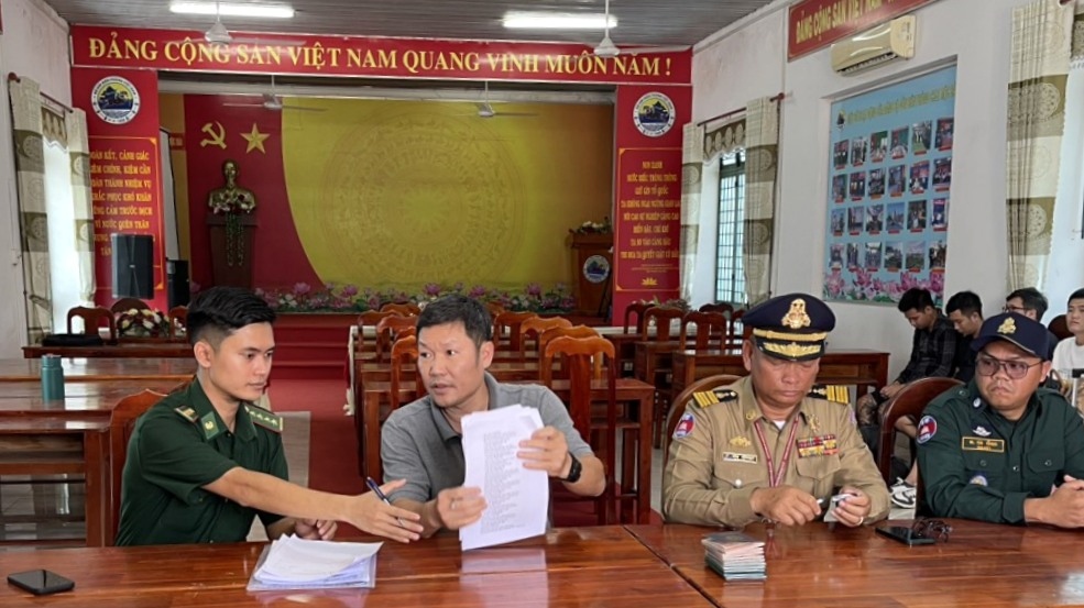 Tiếp nhận 15 công dân Việt Nam bị lừa sang Campuchia làm "việc nhẹ lương cao"