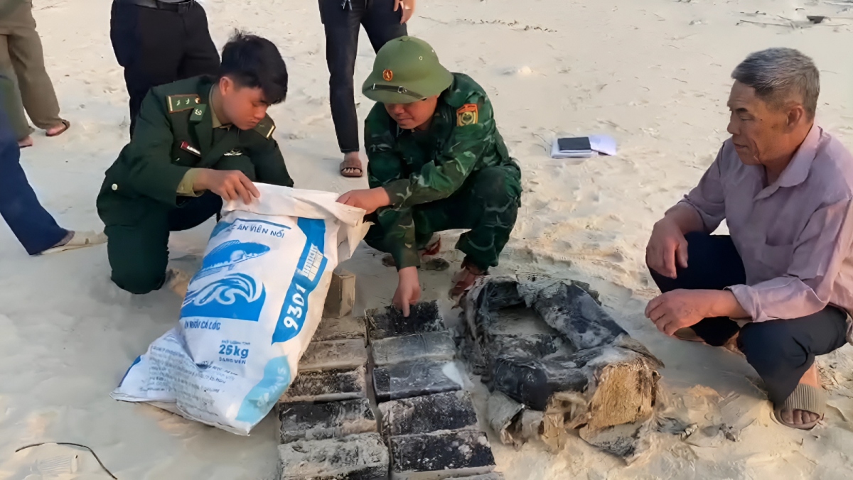 Phát hiện hơn 20kg chất nghi ma túy trôi dạt vào bờ biển Quảng Bình