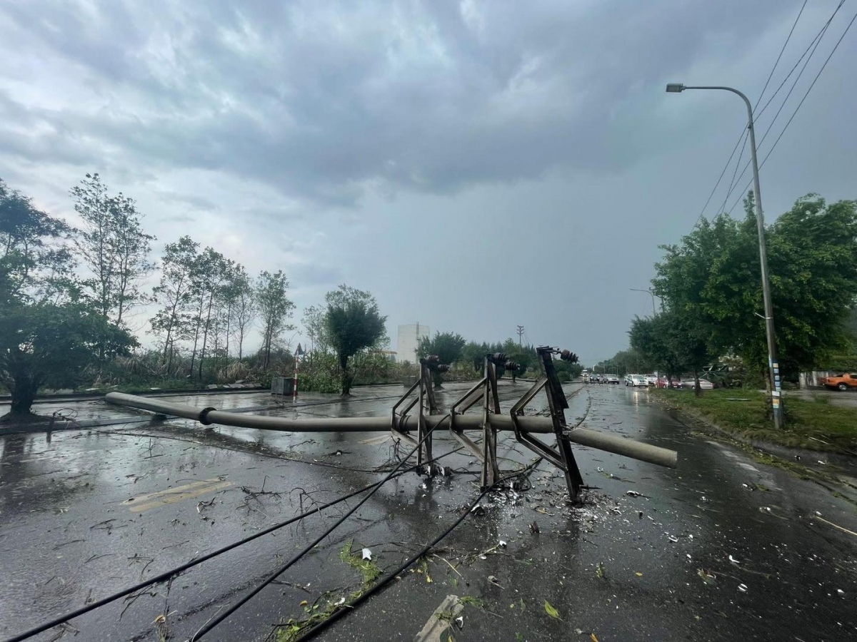 Giông lốc, mưa đá xuất hiện ở Hạ Long, Cẩm Phả