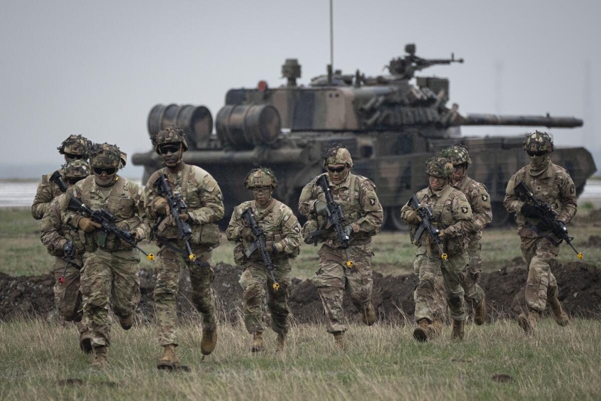 Toàn cảnh quốc tế tối 1/3: Lo ngại nguy cơ Nga-NATO đối đầu trực tiếp ở Ukraine