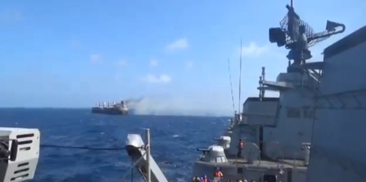 Video cứu hộ 21 người trên tàu có thủy thủ Việt thiệt mạng do bị Houthi tập kích