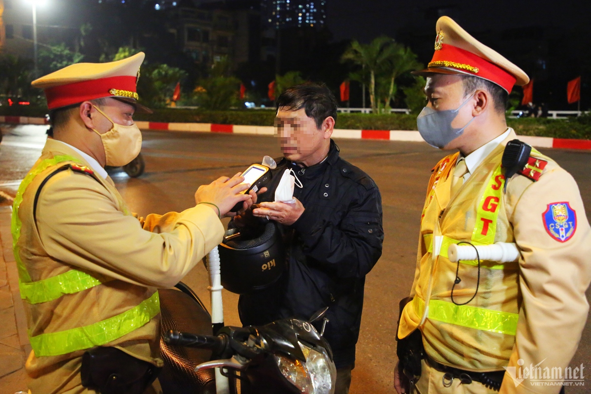Vì sao Chủ tịch Hà Nội ký xử phạt nữ tài xế vi phạm nồng độ cồn ở phố Trần Cung?