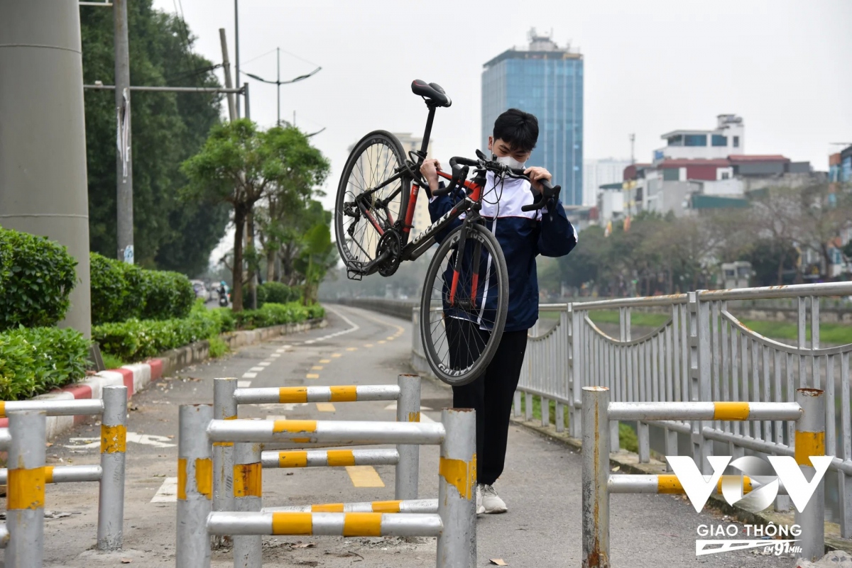 Đường dành riêng cho xe đạp: Muốn đi phải bê qua rào