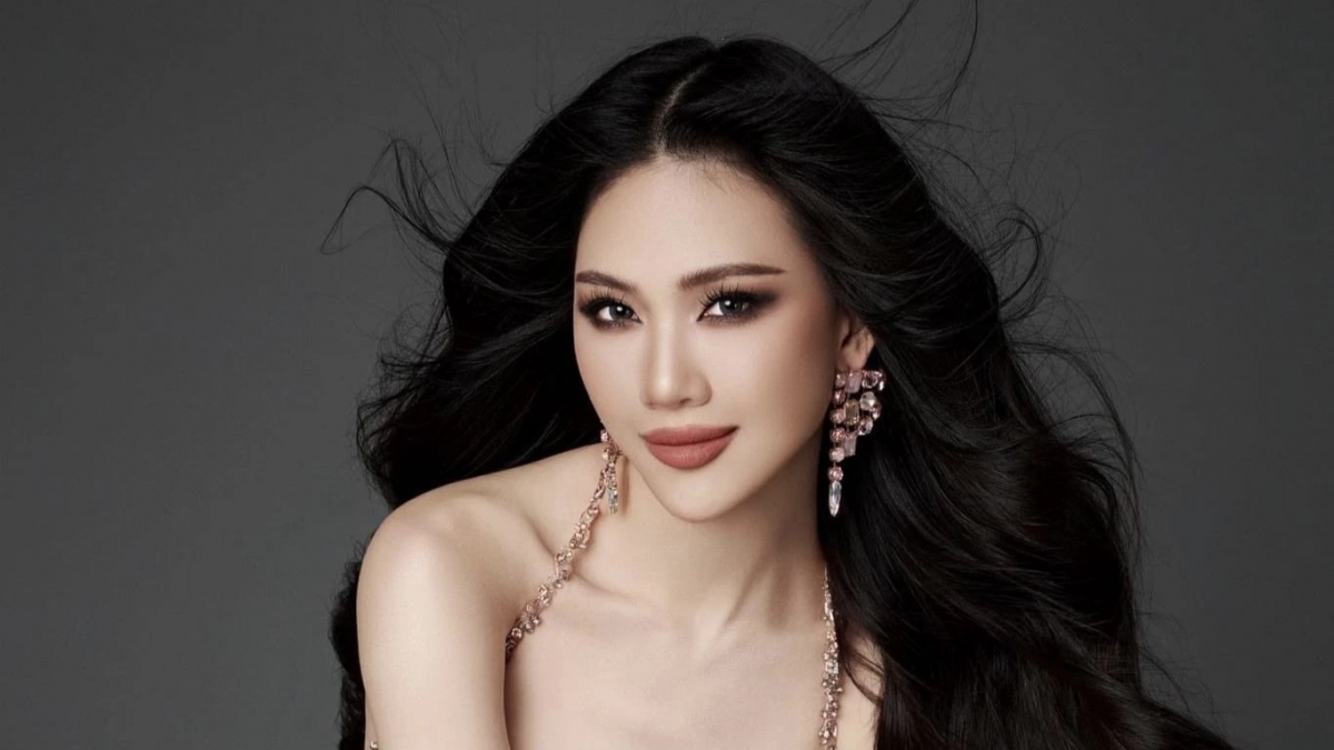 Chuyện showbiz: Hoa hậu Bùi Quỳnh Hoa bị buộc thôi học