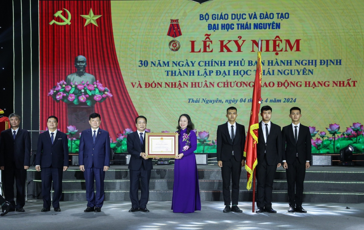 Quyền Chủ tịch nước trao Huân chương Lao động hạng Nhất cho Đại học Thái Nguyên