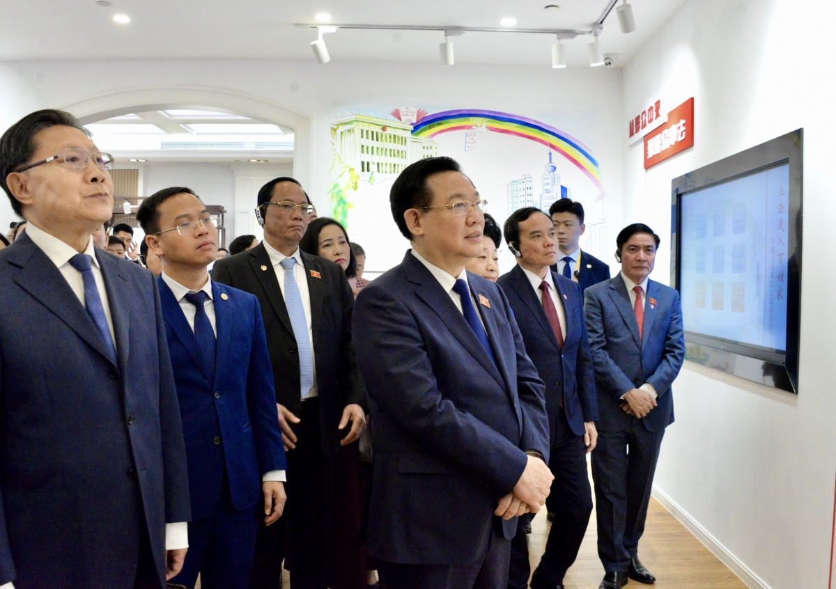 Chủ tịch Quốc hội thăm Trung tâm Tư vấn lập pháp cơ sở Hồng Kiều, TP Thượng Hải
