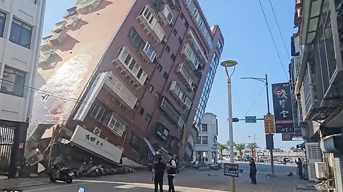 Khung cảnh hoang tàn sau trận động đất mạnh ở Đài Loan (Trung Quốc)