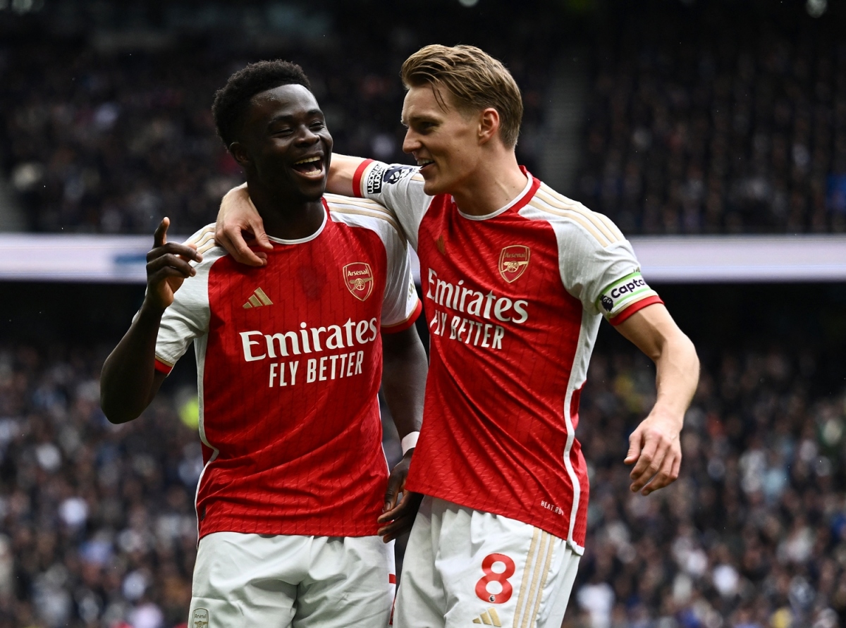 Thắng nghẹt thở Tottenham, Arsenal tiếp tục dẫn đầu Ngoại hạng Anh