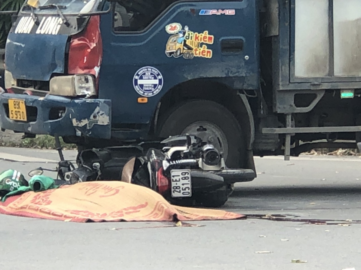 Hà Nội: Liên tiếp xảy ra tai nạn giao thông khiến 2 người đi xe máy tử vong