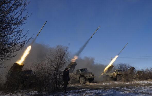 Căn cứ Nga bị tấn công giữa lúc Mỹ chuyển vũ khí tầm xa cho Ukraine