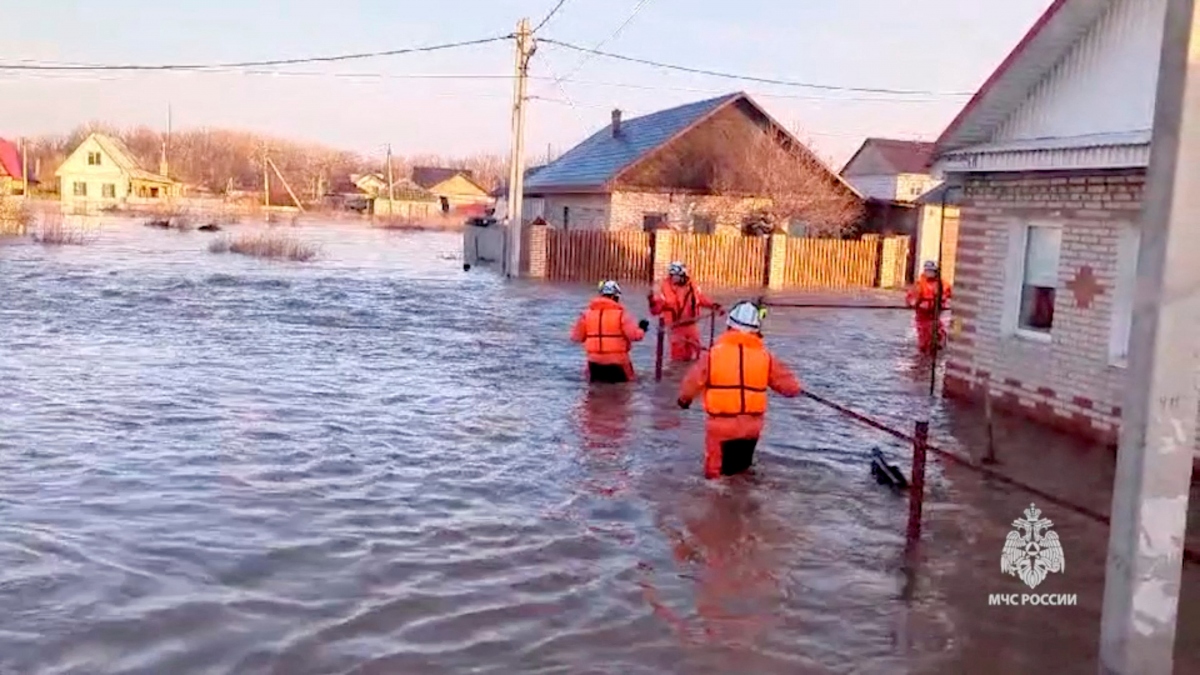 39 khu vực với hơn 6.800 tòa nhà dân cư ở Orenburg (Nga) ngập trong nước lũ