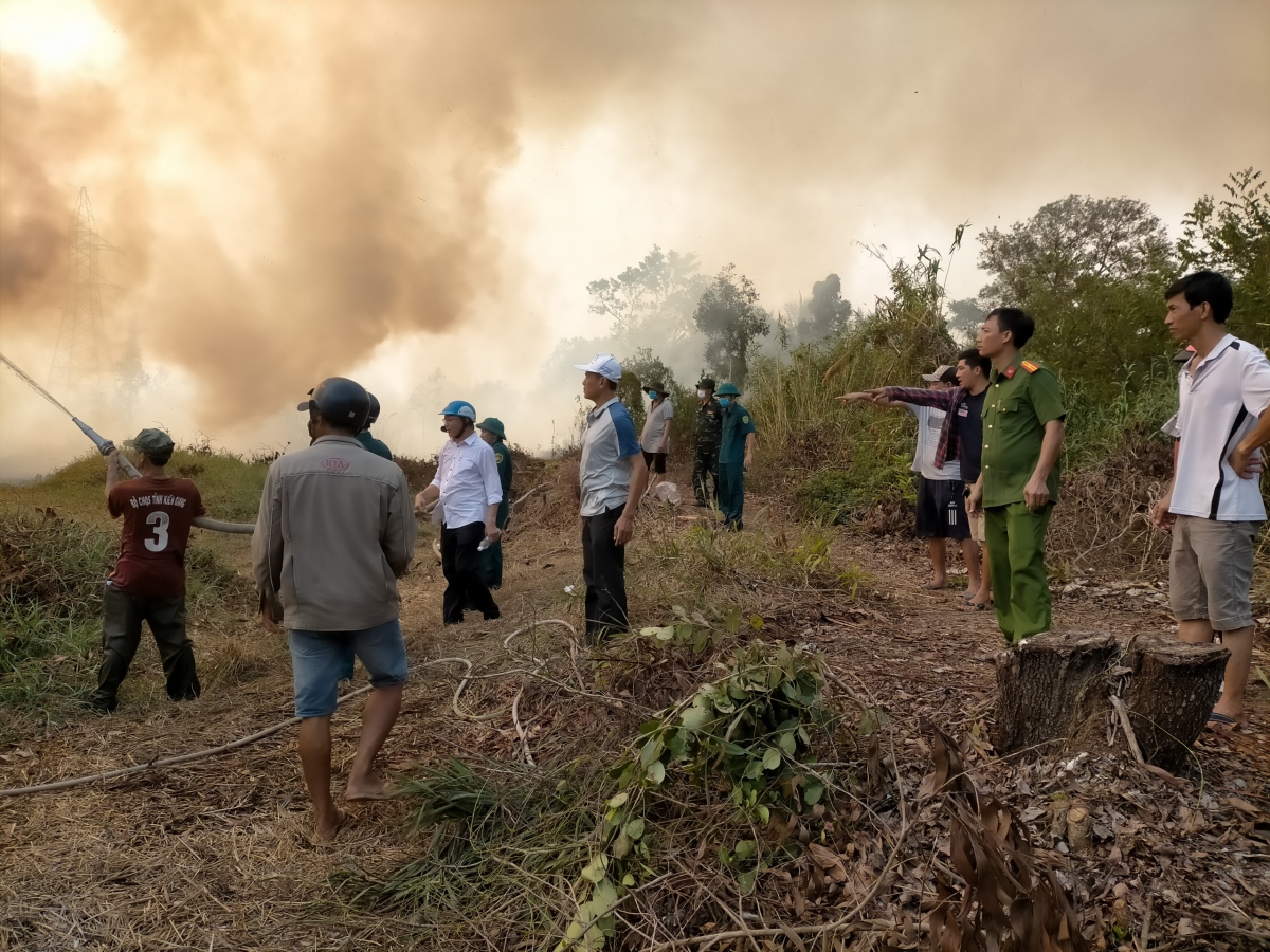 Kiên Giang: Huy động cán bộ, chiến sĩ tham gia chữa cháy rừng tại Hòn Đất