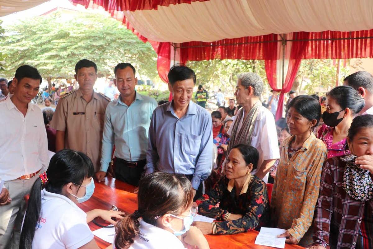 Khám bệnh, cấp thuốc cho người gốc Việt và người Campuchia có hoàn cảnh khó khăn