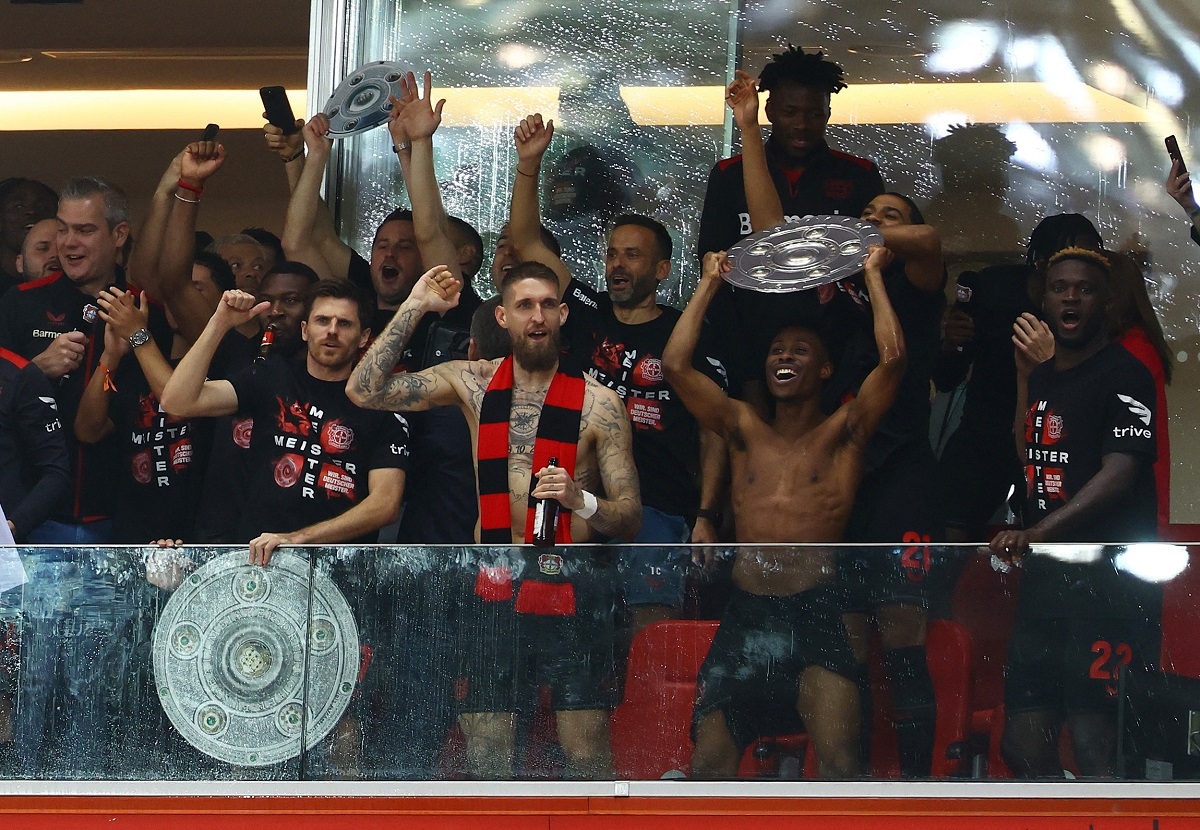 Leverkusen vô địch Bundesliga, "biển người" ăn mừng cùng đĩa bạc giả