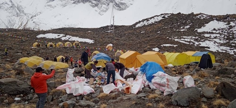 Chất thải của con người đe dọa môi trường đỉnh Everest