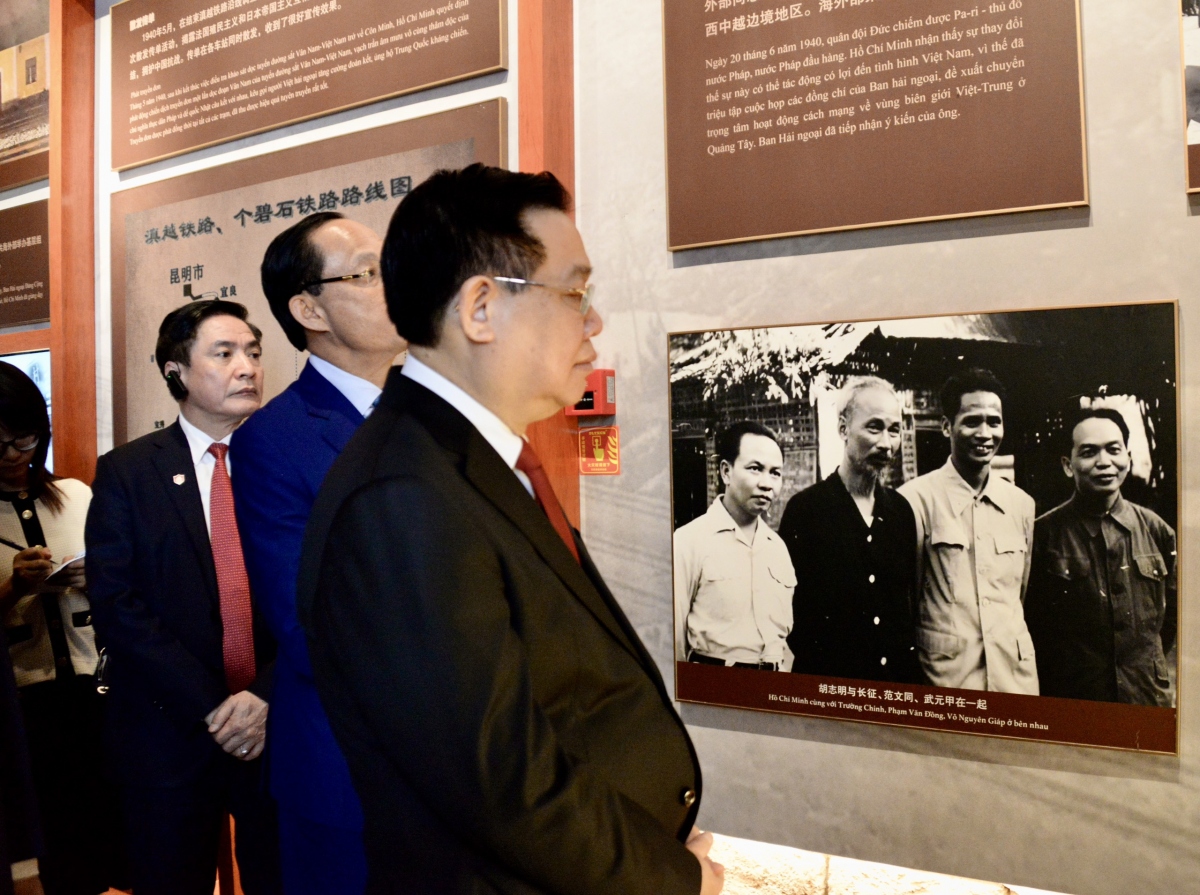 Chủ tịch Quốc hội thăm Khu di tích lịch sử Chủ tịch Hồ Chí Minh tại Côn Minh