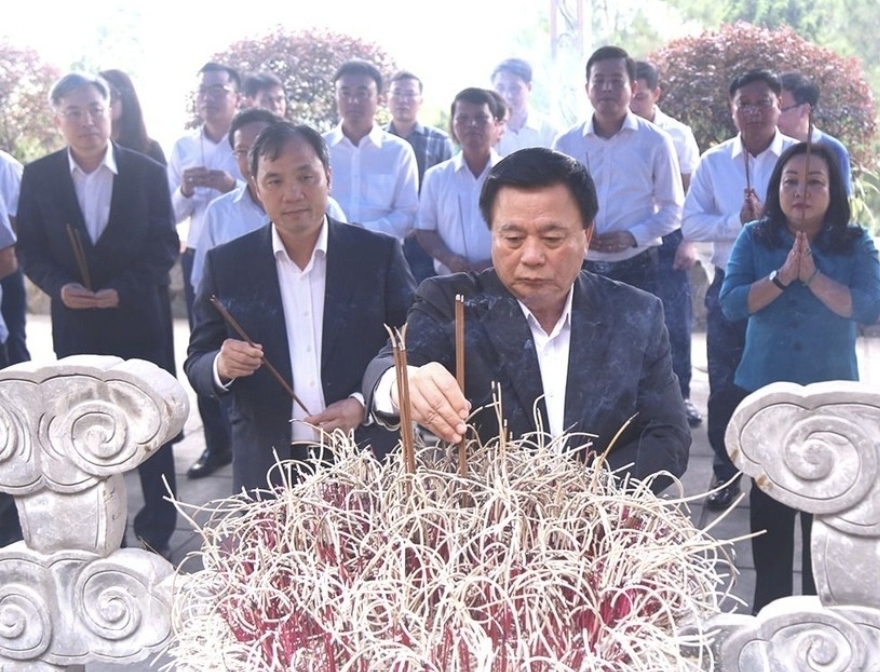Ông Nguyễn Xuân Thắng dâng hương tưởng niệm cố Tổng Bí thư Trần Phú
