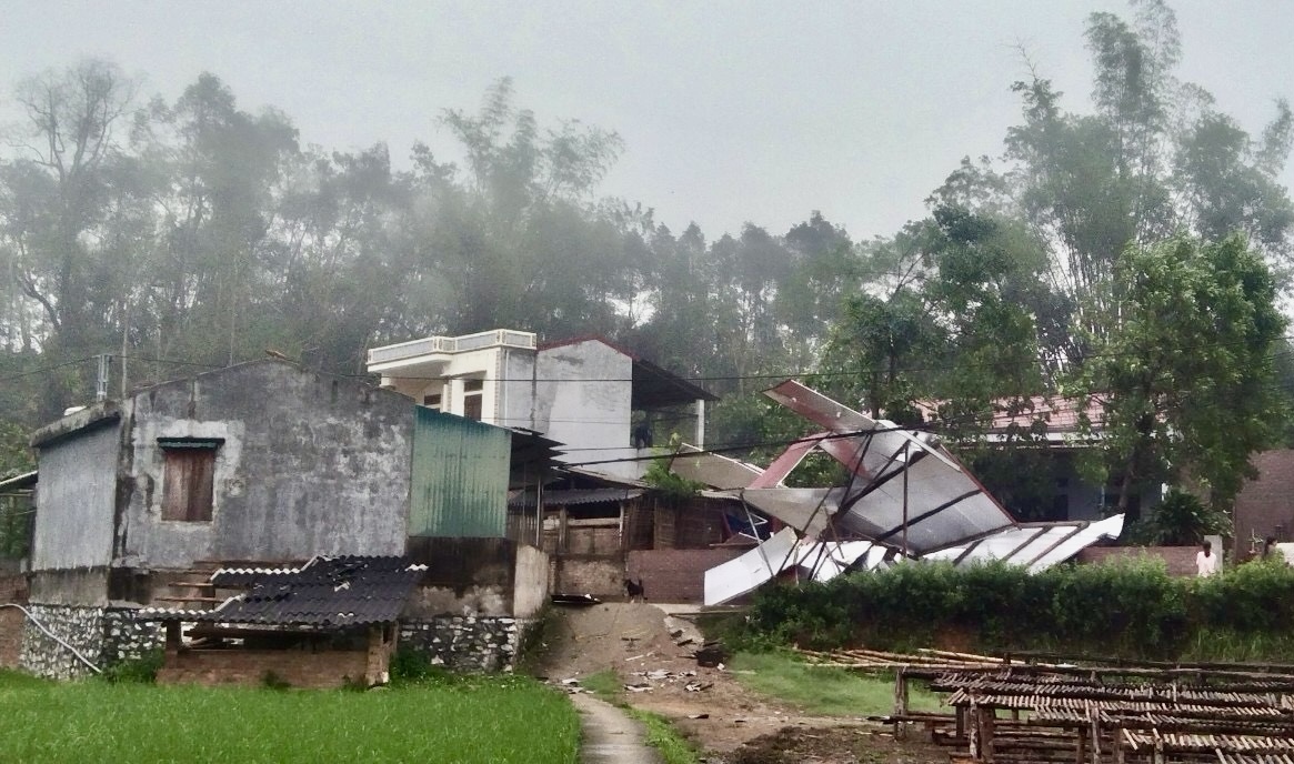 Mưa lốc làm 2 người mất tích, hơn 1.000 ngôi nhà hư hại ở 4 tỉnh