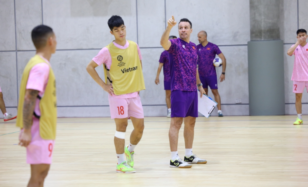HLV Giustozzi “truyền lửa” cho ĐT Futsal Việt Nam