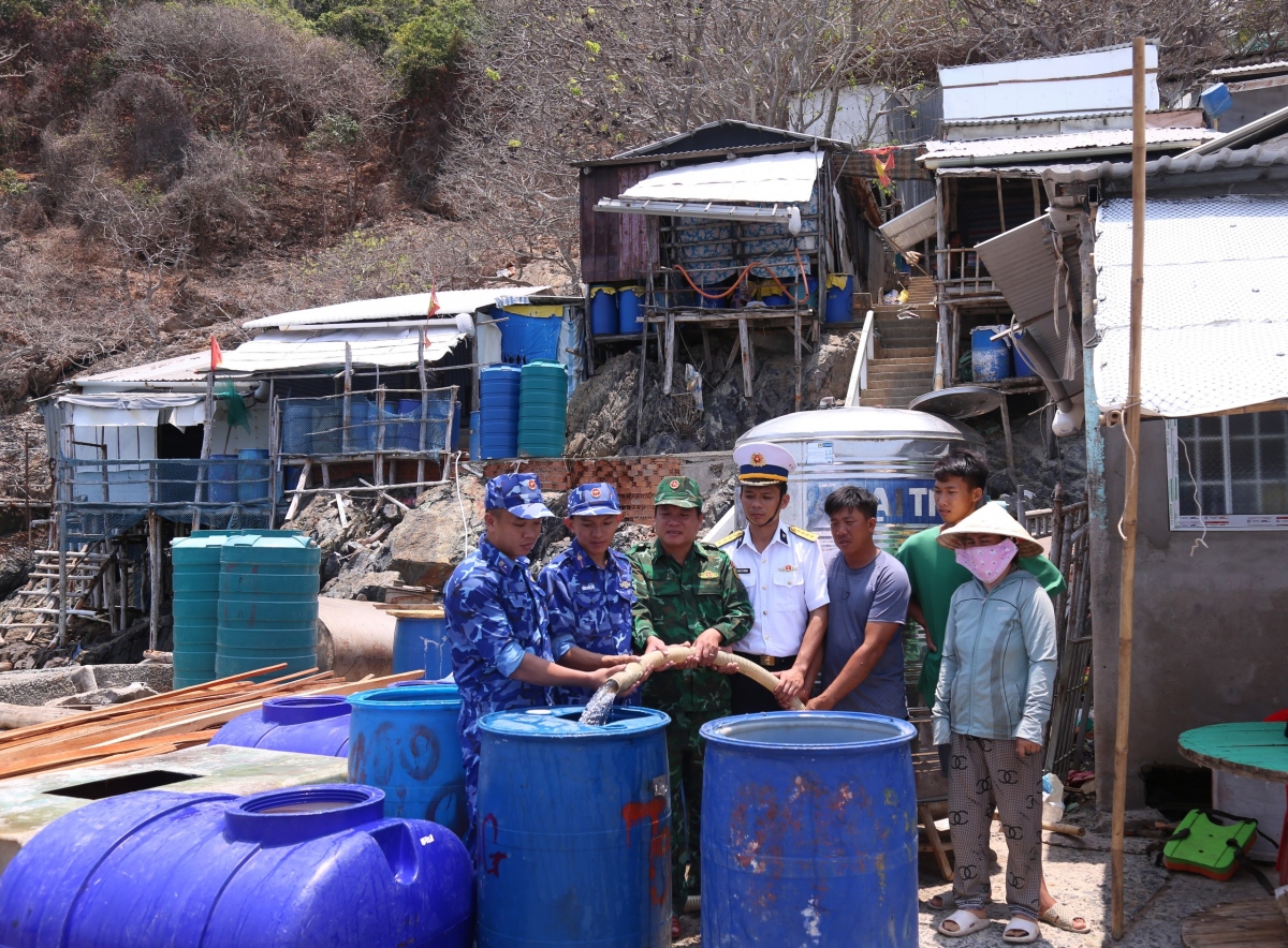 Cảnh sát biển chở hơn 350.000 lít nước ngọt phục vụ đảo Hòn Chuối, Cà Mau