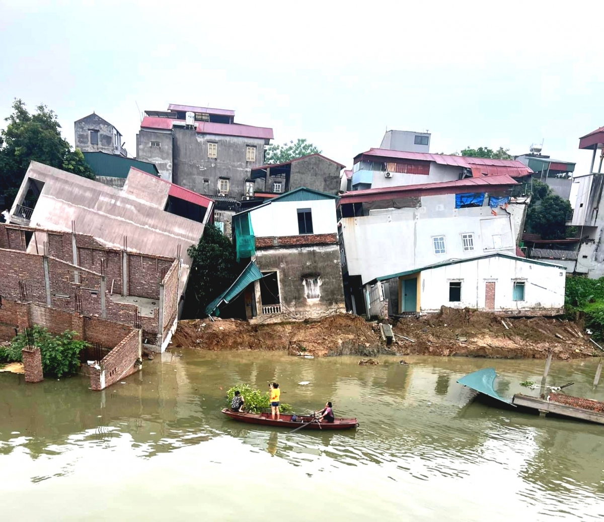 Sạt lở sông Cầu ở Bắc Ninh, thêm nhiều căn nhà bị "nuốt chửng"