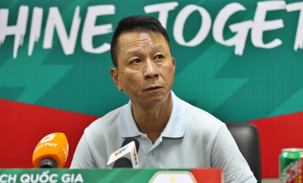 HLV Văn Sỹ Sơn nhận án phạt trước vòng 16 V-League 2023/2024