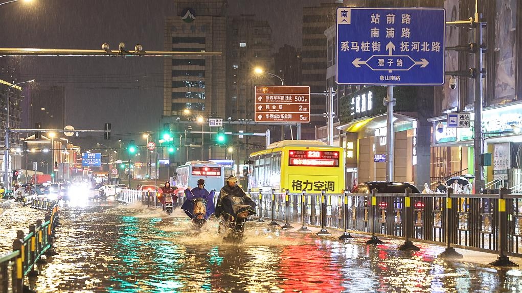 Gió lớn và mưa đá ở Trung Quốc khiến 7 người thiệt mạng