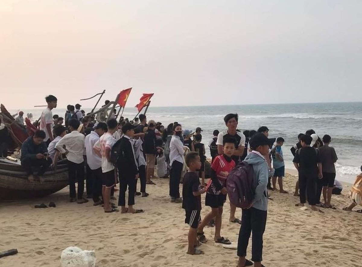 Hai học sinh Quảng Trị đuối nước khi tắm biển, một em mất tích